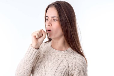 genç kız hasta ve öksürük düştü