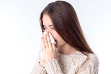 Beyaz arka plan üzerinde izole mendil hasta bir kız snoting