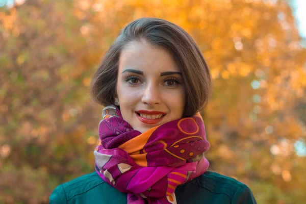 Retrato de una hermosa joven en pañuelo de colores de cerca —  Fotos de Stock