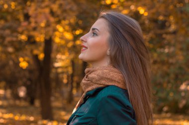 Genç Kız parkta yan duruyor ve yakından görünüyor-