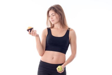 cupcake ve beyaz arka plan üzerinde izole elma tutan ince kız