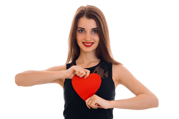 Jovem morena feliz posando com coração vermelho isolado no fundo branco. Conceito do Dia de São Valentim. Conceito de amor . — Fotografia de Stock