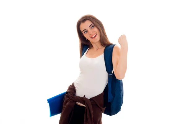 Atractiva joven estudiante morena con mochila azul sobre sus hombros posando aislada sobre fondo blanco — Foto de Stock