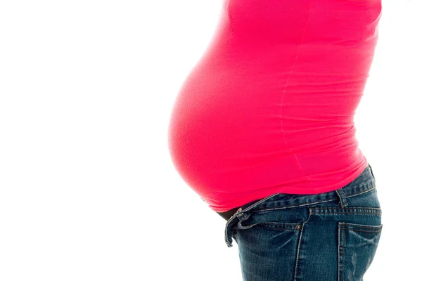 Profil av gravid kvinna med stor mage i rosa skjorta isolerad på vit bakgrund — Stockfoto