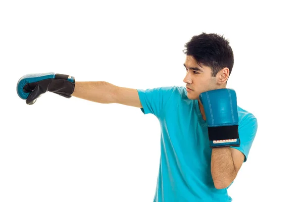 Forte morena esportes homem oracticing boxe em luvas azuis isolado no fundo branco — Fotografia de Stock