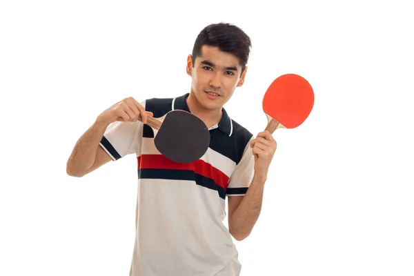 Mooie brunette sport man beoefenen ping-ping geïsoleerd op witte achtergrond — Stockfoto
