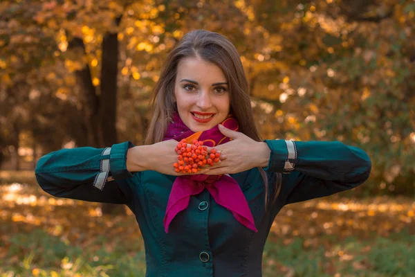 Gelukkig meisje in het park houdt voordat een takje van Rowan — Stockfoto