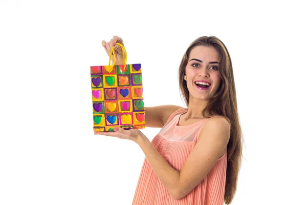 Chica feliz levantado en las manos de color brillante paquete aislado sobre fondo blanco —  Fotos de Stock