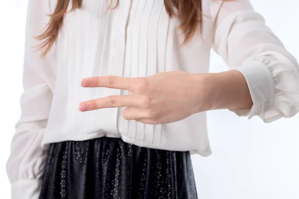 Het meisje stak zijn hand uit en houdt zelf de twee vingergezoem — Stockfoto