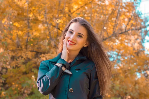 Pin-up girl stands on a street near the trees   sunny day and smiles — Stock Photo, Image