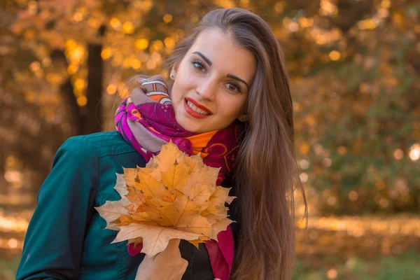 Portret van een charmante jonge meisje met bladeren in de close-up van de handen — Stockfoto