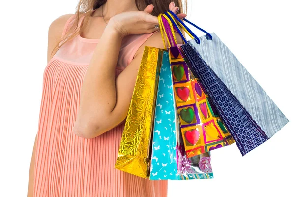 Ragazza tiene in mano un sacco di colori pacchetti luminosi primo piano — Foto Stock