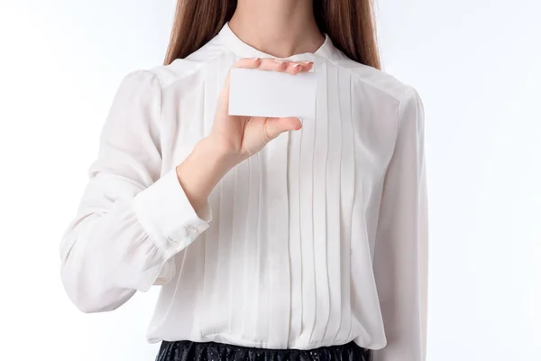 Fille en chemise garde une feuille de papier à main isolé sur fond blanc — Photo