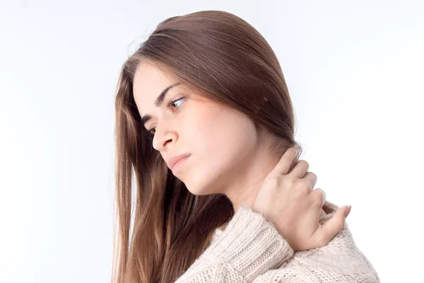 Mujer con un dolor en el cuello —  Fotos de Stock