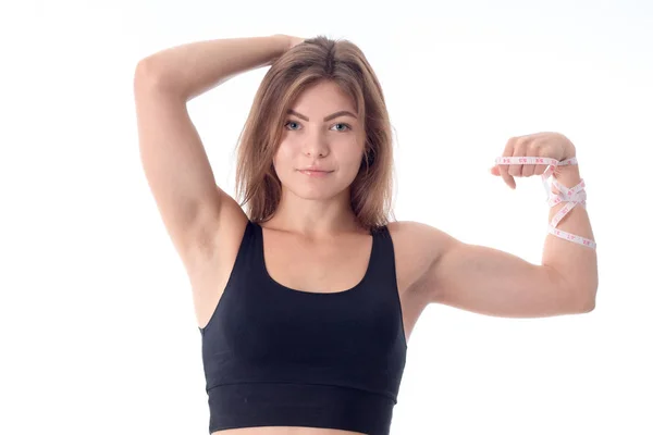 Close-up van een mooie slanke atletische meisje glimlachend en weergegeven zijn biceps — Stockfoto