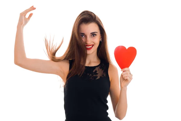 Szczęśliwa Dziewczyna Brunetka w czarnej sukience z ładny makijaż świętować Walentynki z czerwonym sercem w jej ręce na białym tle — Zdjęcie stockowe