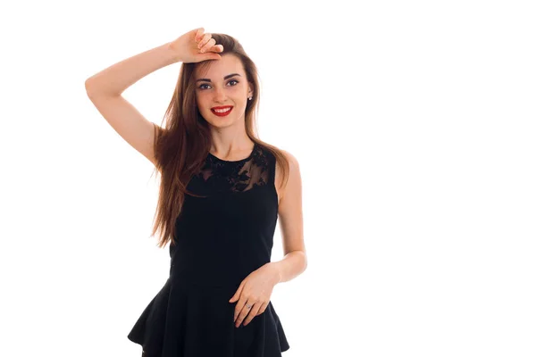 Prachtige jonge vrouw in zwarte jurk met rode lippen poseren en glimlachend op camera geïsoleerd op witte achtergrond — Stockfoto