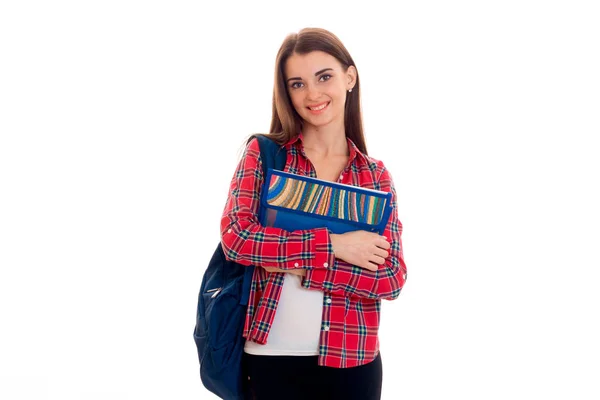 Wesoły stylowe sprytny student dziewczyna z plecak na plecy i foldery dla notebooków w rękach pozowanie i uśmiecha się na aparat na białym tle na białym tle — Zdjęcie stockowe
