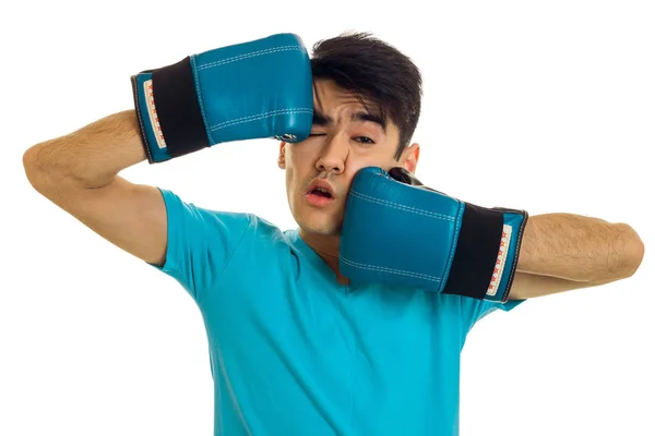 Retrato de la divertida morena deportista practicando box en guantes azules aislados sobre fondo blanco —  Fotos de Stock