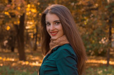 Kırmızı dudaklar ile çekici kız sokak ve gülümseyen duruyor