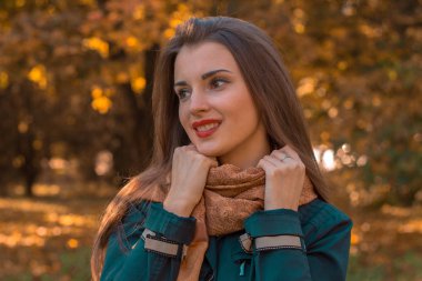 tatlı kız sokakta duruyor ve eller eşarp tutar