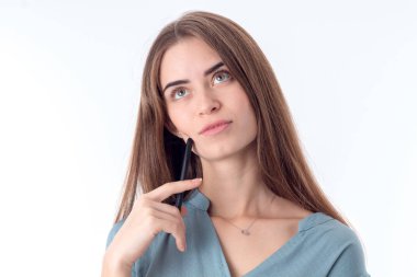 genç kız görünüyor üzerinde ciddi afar izole arka plan beyaz