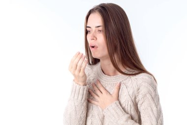 genç kız hasta ve öksürük düştü