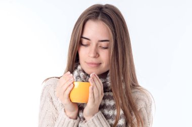 bir fincan çay tutarak ve beyaz arka plan üzerinde izole gözleri kapalı kız