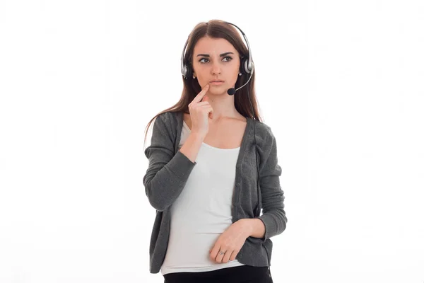 Pochmurná mladá dívka vypadá ke stání se sluchátky — Stock fotografie