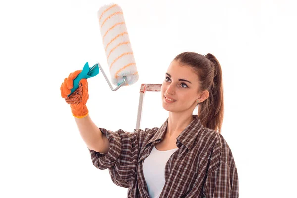 Uma jovem menina olha para o lado e levantado em rolo de mão para pintar paredes close-up isolado no fundo branco — Fotografia de Stock