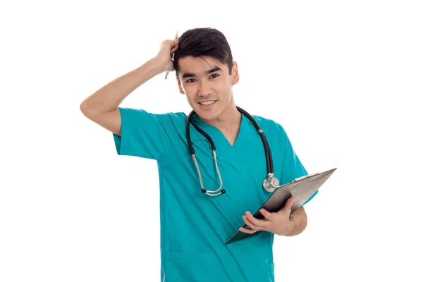 Joven médico sosteniendo una tableta y un estetoscopio en los hombros de aislado sobre fondo blanco — Foto de Stock