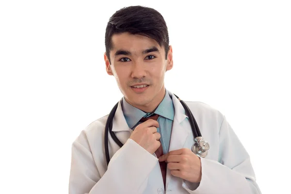 Retrato de um jovem médico em um jaleco branco close-up isolado em fundo branco — Fotografia de Stock