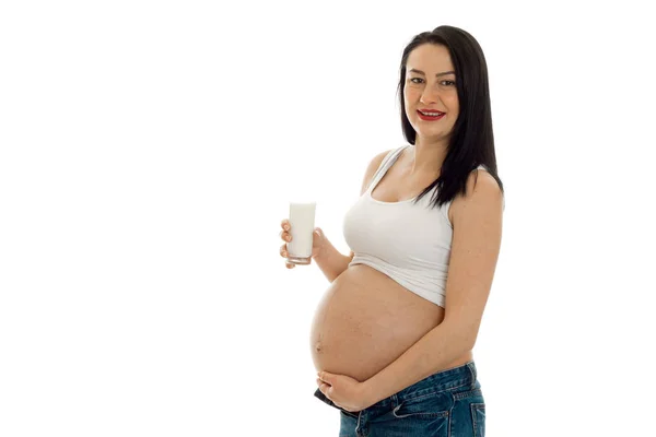 Unga gravid flicka håller handen magen isolerad på vit bakgrund — Stockfoto