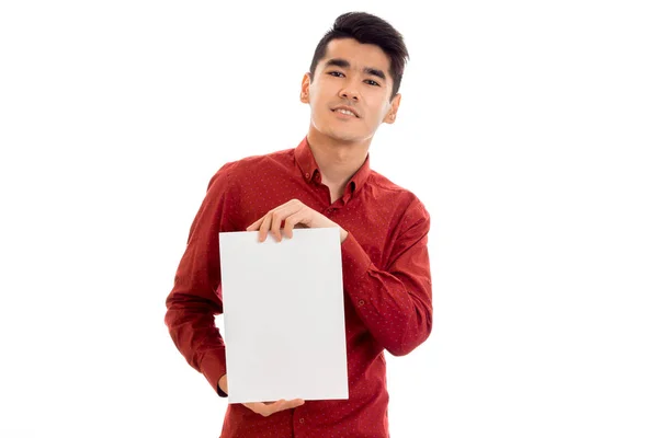 Um jovem com uma camisa vermelha segurando um cartaz close-up isolado no fundo branco — Fotografia de Stock