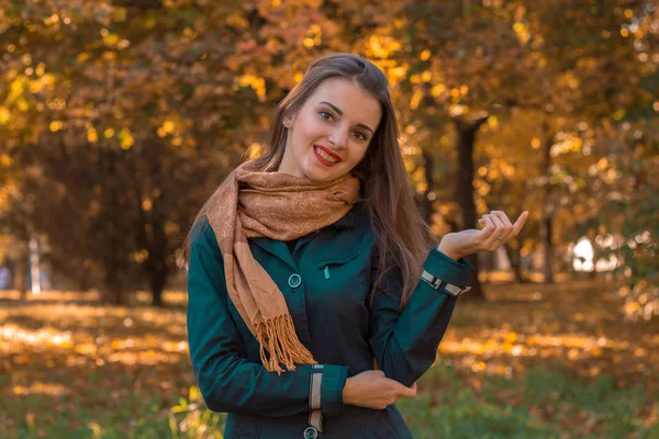 Jolie fille avec une écharpe sur les épaules des stands de la rue et souriant — Photo