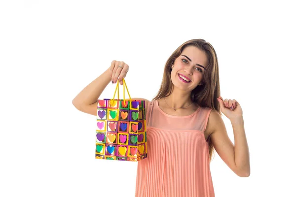 Menina divertida segurando um belo pacote de cores — Fotografia de Stock