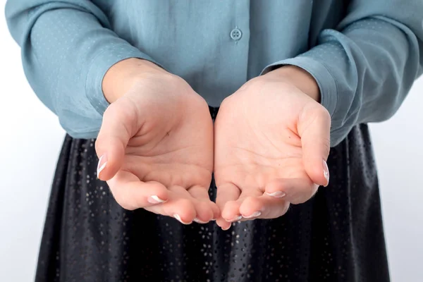 Mädchen streckte zwei Hände mit ausgebreiteten Handflächen in Nahaufnahme — Stockfoto