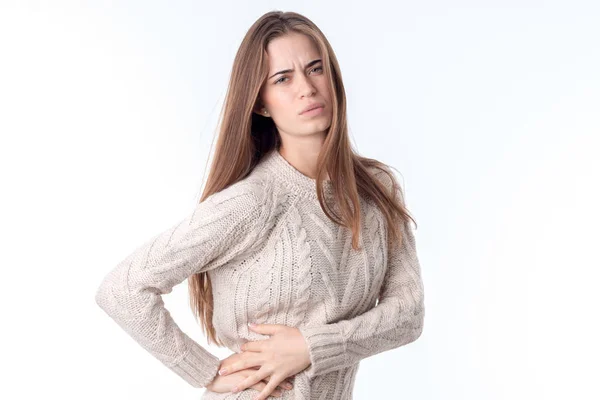 Flicka känner smärta i hans sida och höll honom isolerad på vit bakgrund — Stockfoto