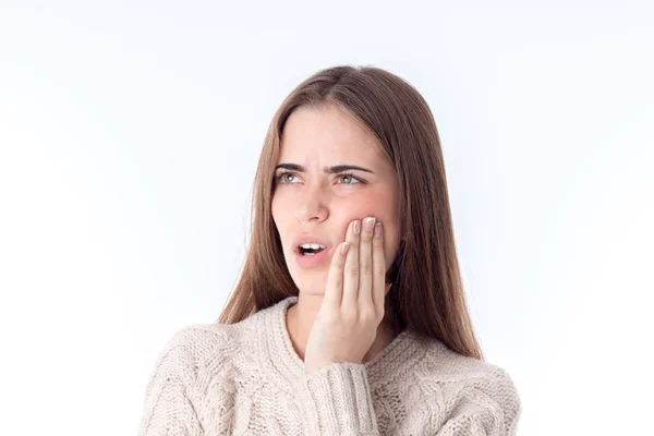 Menina com dor dentária intensa mantém a mão na bochecha isolado fundo branco — Fotografia de Stock