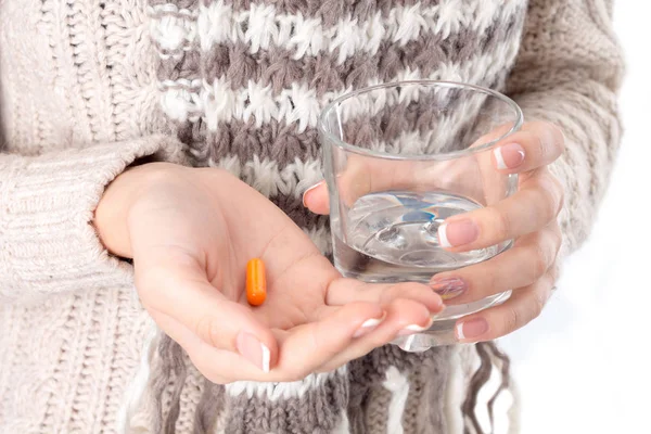 Fille tenant une pilule et un verre d'eau gros plan — Photo