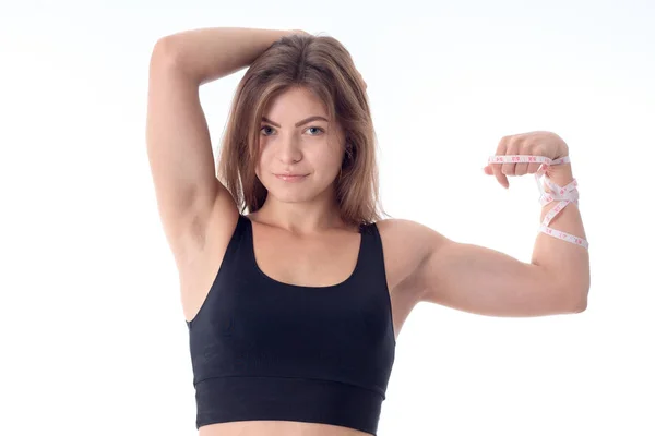 Primo piano di una bella ragazza atletica snella che sorride e mostra i muscoli — Foto Stock