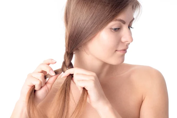 La chica sonríe y él trenza escupir las manos aisladas sobre fondo blanco — Foto de Stock