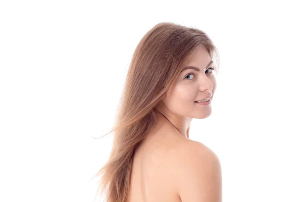 Schattig meisje zonder make-up staat zijwaarts en toekomstgerichte geïsoleerd op witte achtergrond — Stockfoto