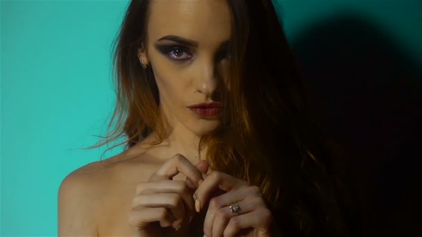 Séduisante jeune femme avec belle meake up posant et regardant la caméra sans vêtements en studio — Video