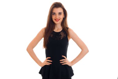 Kırmızı dudaklar seyir ve beyaz arka plan üzerinde izole kamera üzerinde gülümseyen siyah elbiseli olan güzellik kadın