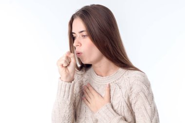 genç kız hasta ve öksürük düştü