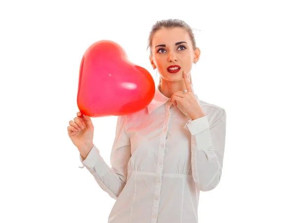 Молодая брюнетка-красавица с красным сердцем в руках позирует изолированно на белом фоне. День святого Валентина . — стоковое фото