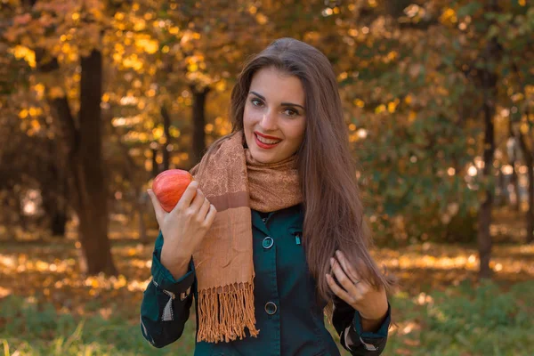 Linda chica con una bufanda en los hombros de la sonrisa y la celebración de Apple —  Fotos de Stock