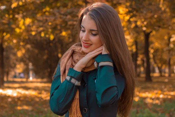 Linda chica vale la pena girar de lado en el Parque y mantiene las manos cerca de la cara — Foto de Stock