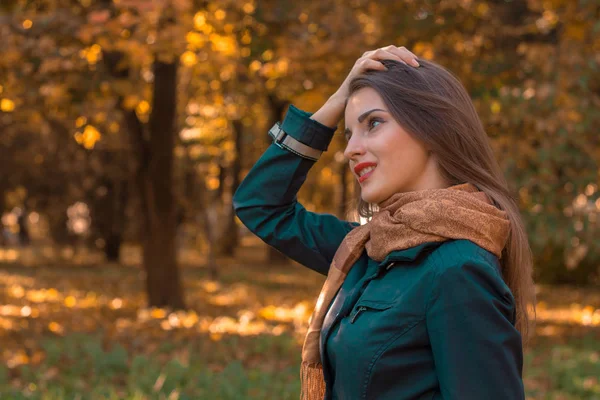 La ragazza sta per strada e ha tenuto la palla per la testa — Foto Stock